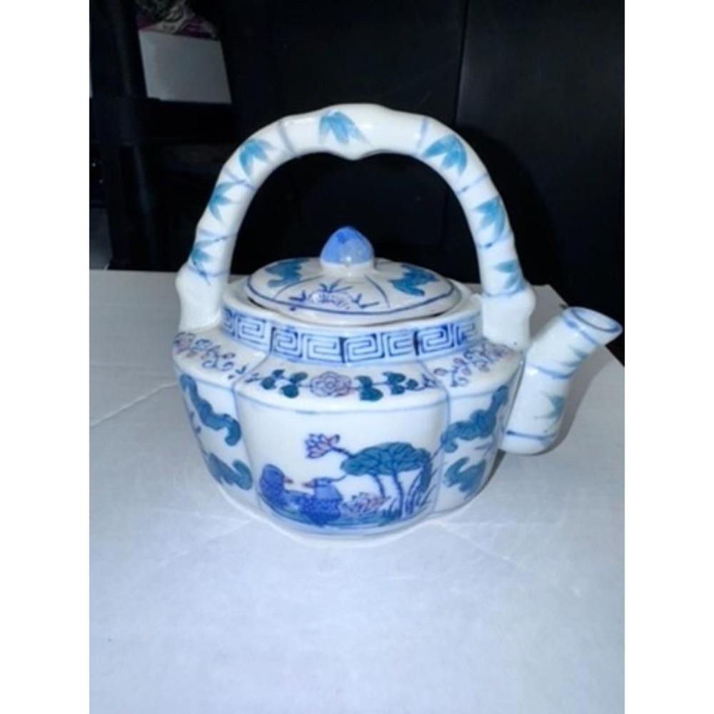 Vintage Blue and White Hand-painted Floral Chinese Porcelain Teapot with Lid‎
